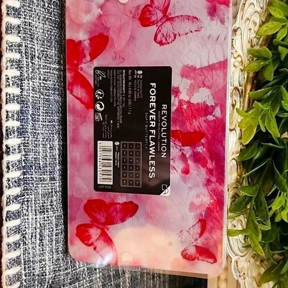 Revolution Forever Flawless Soft Butterfly Palette - Picture 3 of 3